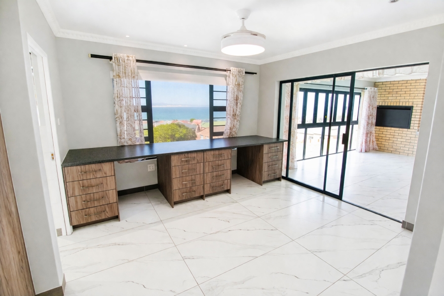 4 Bedroom Property for Sale in Wavecrest Eastern Cape